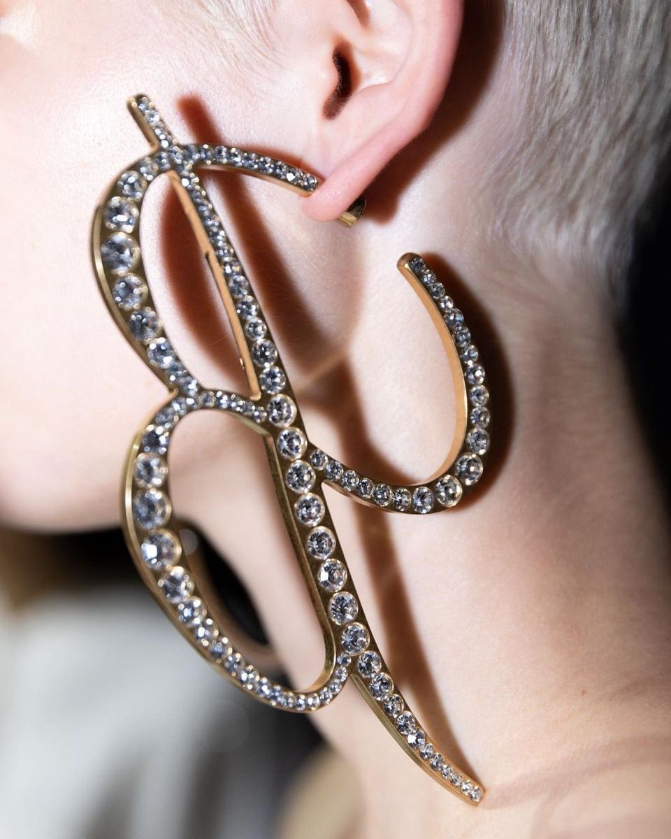 pYSLrada's tweet photo. Blumarine earring with the initial 𝓑 https://t.co/PKCzb0OMTb