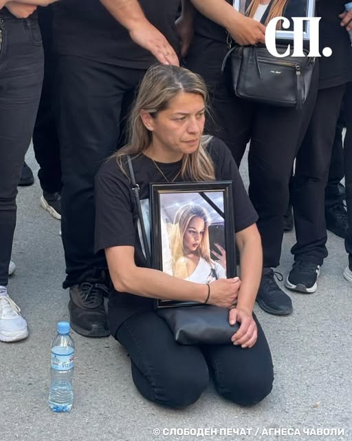 Скопјани...

Не Ви е жал за мајкава!?

Или побитно беше каде на Први Мај и непродолжениот викенд да фатите џаде во Грчка или по агенцииве, каде побрзо да резервирате...

Стапот по туѓ грб не боли...

Пеете си Заветна и Бела Чао кога партиите ќе Ве организираат!