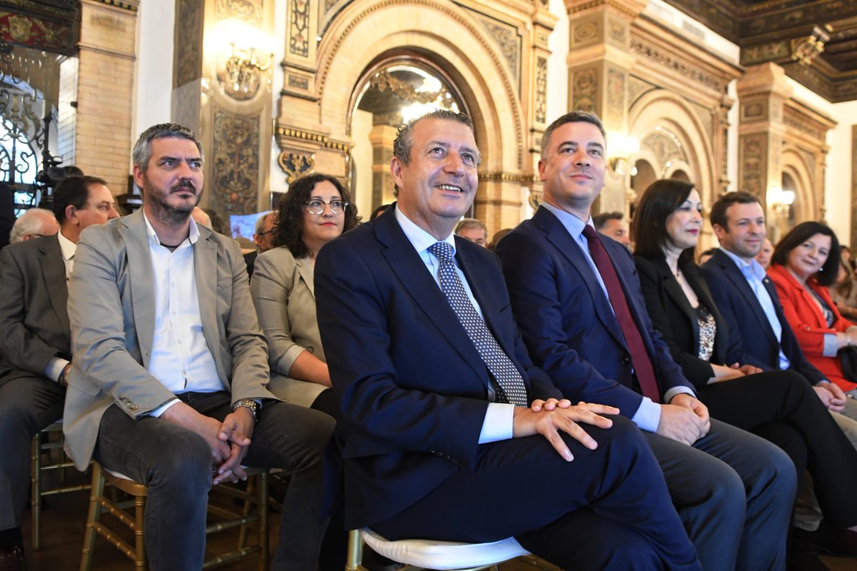 La Gala de los Premios de Vinos de la Provincia de Sevilla nos dejó emoción, aplausos y grandes vinos y licores🍷 que nos representan con orgullo.
¡Enhorabuena a todos los premiados!
#VinosDeSevilla #PremiosVinoSevilla #OrgulloDeNuestraTierra