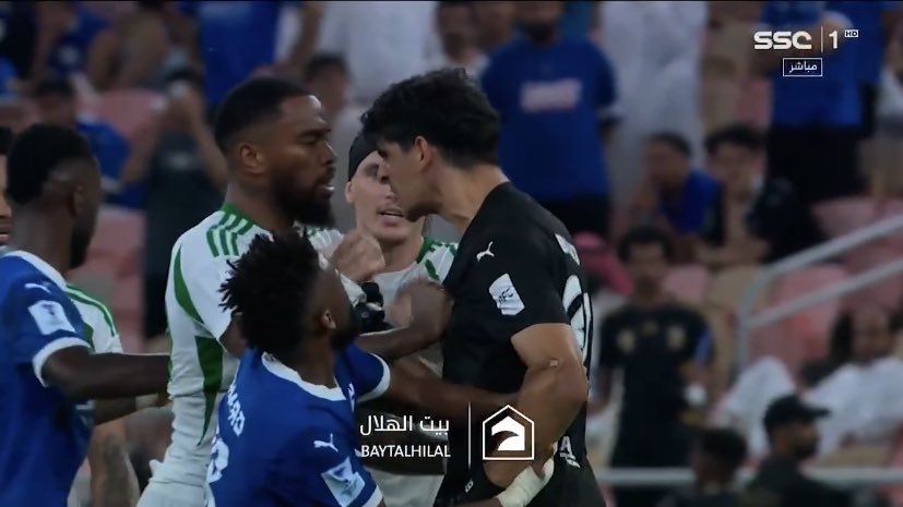 zzxjs2_'s tweet photo. والله كأنهم بيحسبوها ملاكمة https://t.co/WKKK5DUawk