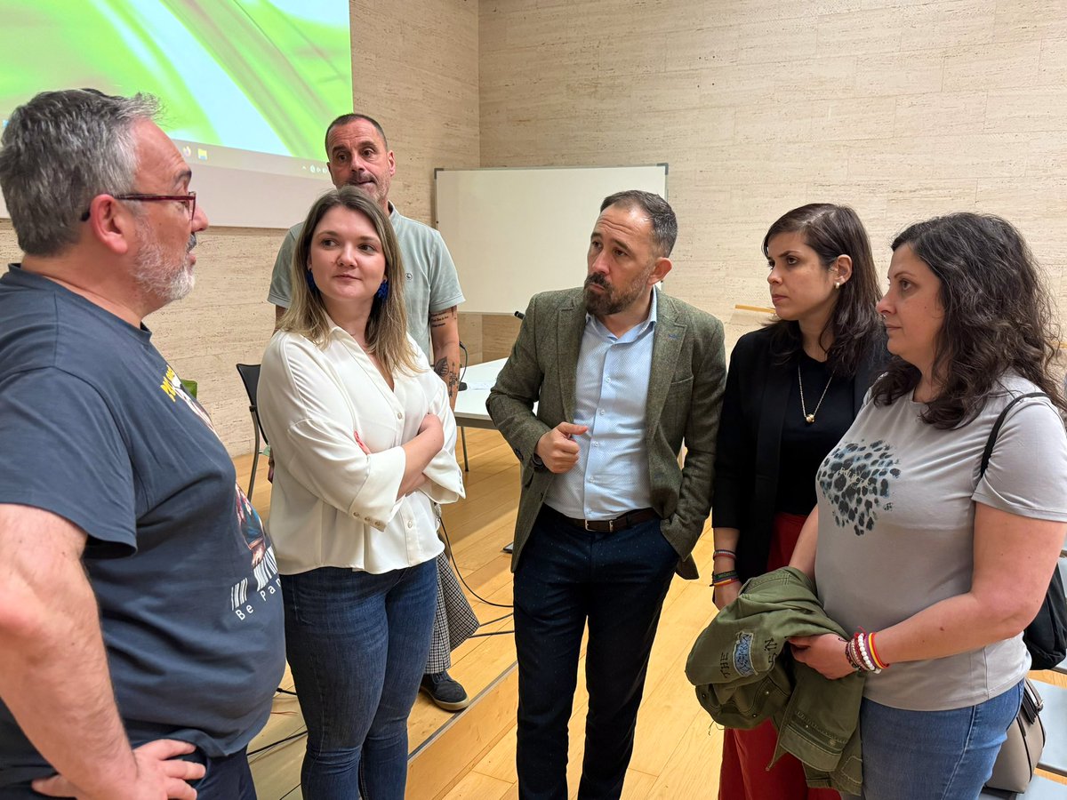 PSEBarakaldo's tweet photo. 🌹Hoy abordamos con @DenisItxaso y Juan Antonio Pizarro el problema de la vivienda. La declaración de #Barakaldo como zona de mercado residencial tensionado es la herramienta para buscar soluciones, proteger a la ciudadanía y frenar la subida de los precios. 

#ImpulsoSocialista https://t.co/T4Jttuhgv4