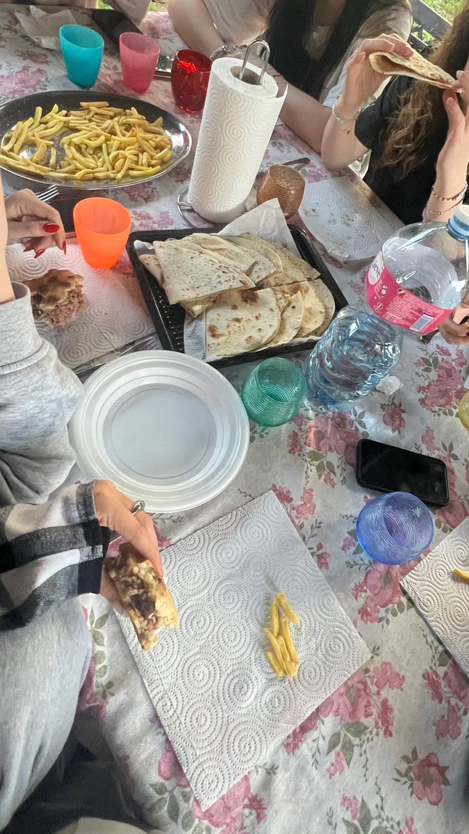 emlostchildo's tweet photo. ma io come posso fare a vivere sapendo che dovrò aspettare non so quanto prima di rivivere tutto questo. https://t.co/vkAznEstW2