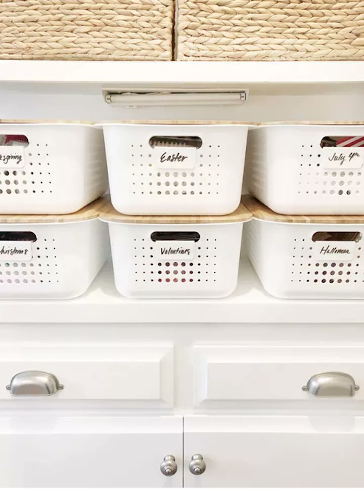 StyledNSpaces's tweet photo. Declutter your home fast:
🧂 Use spice racks &amp; lazy Susans
🥬 Store produce in clear fridge bins
🧴 Drawer inserts for skincare/tools
👚 Velvet hangers &amp; bins for closets
🎄 Labelled boxes for seasonal items
🛠️ Racks for garage tools
#HomeHacks #DeclutterTips https://t.co/qv0o5zPfVZ