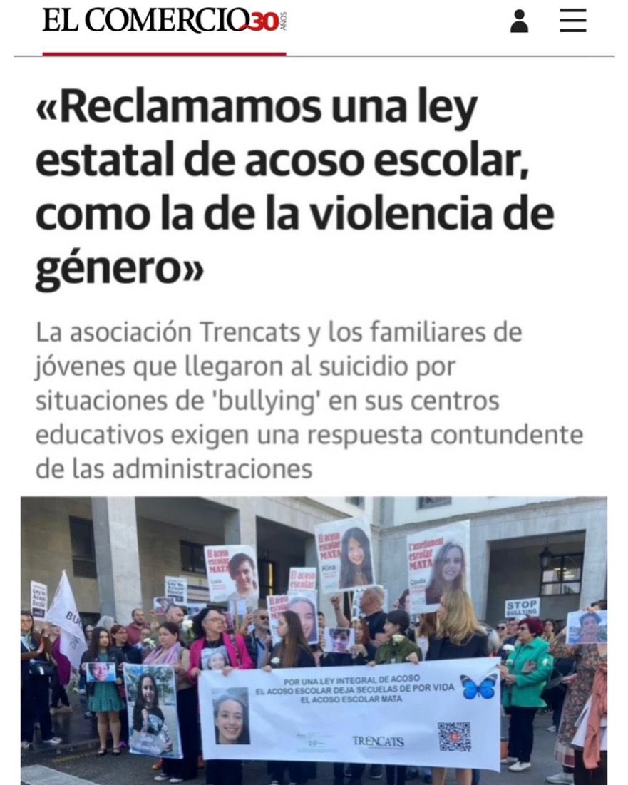 trencats's tweet photo. Oviedo, Asturias. Familias de jóvenes que se suicidaron por acoso escolar exigen una ley estatal de acoso escolar. Trencats alza la voz: el acoso escolar deja secuelas de por vida.
#LeyIntegralAcosoEscolar #Trencats #StopBullying https://t.co/LrqwNTMNss