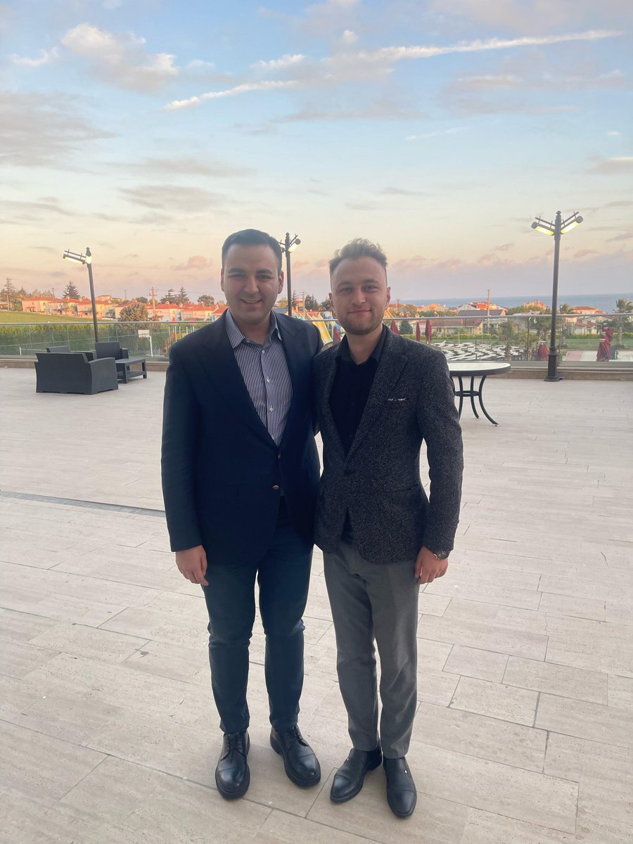 Gülüyoruz çünkü korkmuyoruz!  
Yarın mahkemeye değil, bir onur sınavına çıkıyor Genel Başkanımız Cem Aydın.  
Gülüşümüz, korku duvarlarını yıkacak kadar cesur.  
Siz susturmaya çalıştıkça, biz daha çok konuşacağız!

#CemAydınYalnızDeğildir  
#AdaletGelecek