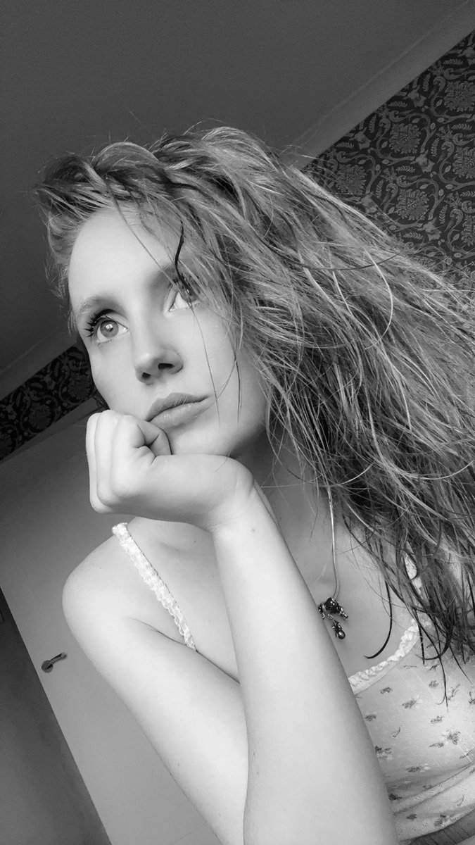 Rebeccam342's tweet photo. 🙂↔️🙂↔️🙂↔️
#selfie #poser #idek #cute #love #onlytuesday https://t.co/3C93MpVvbc