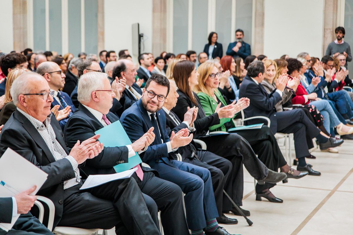 Pere Aragonès i Garcia (@perearagones) on Twitter photo Celebrem els primers 30 anys d’una universitat pionera i capdavantera. Compromesa amb el coneixement i amb el país. La <a href="/UOCuniversitat/">UOCuniversitat</a> ha anticipat el present i ho continua fent ara amb el futur. Al servei de tothom! Per molts anys més! Celebrem els primers 30 anys d’una universitat pionera i capdavantera. Compromesa amb el coneixement i amb el país. La <a href="/UOCuniversitat/">UOCuniversitat</a> ha anticipat el present i ho continua fent ara amb el futur. Al servei de tothom! Per molts anys més!