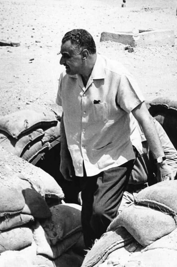 كسروك  ،  كم كسروك
كي يقفوا على ساقيك عرشا
وتقاسموك وأنكروك وخبأوك 
وأنشأوا ليديك جيشا
حطوك في حجرٍ
وقالوا : لا تسلم
ورموك في بئر
وقالوا : لا تسلم
وأطلت حربك يا ابن أمي
ألف عام  ألف عام
ألف عام في النهار
فأنكروك لأنهم لا يعرفون 
سوى الخطابة والفرار
هم يسرقون الآن جلدك