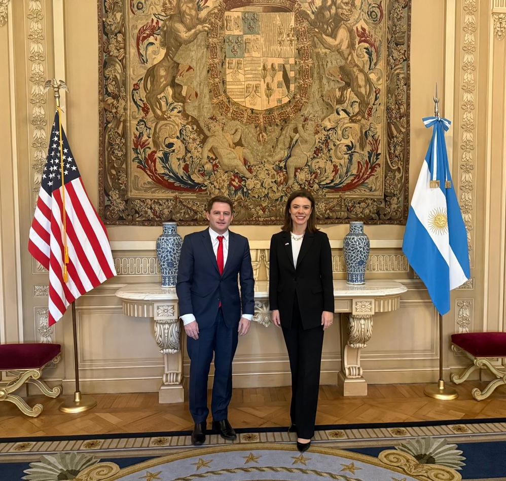 AlexCampbellOK's tweet photo. 👉🏻 Hoy mantuvimos una importante reunión en la Embajada de los Estados Unidos con Abigail Dressel, encargada de negocios en la Argentina, a la espera de la llegada del embajador designado por @realDonaldTrump, Peter Lamelas.

Dialogamos sobre cómo seguir fortaleciendo los lazos bilaterales 🤝 y fomentar nuevas oportunidades de inversión en nuestro país 🇦🇷🇺🇸

Seguimos trabajando para construir vínculos que impulsen el crecimiento y el desarrollo de la Argentina.