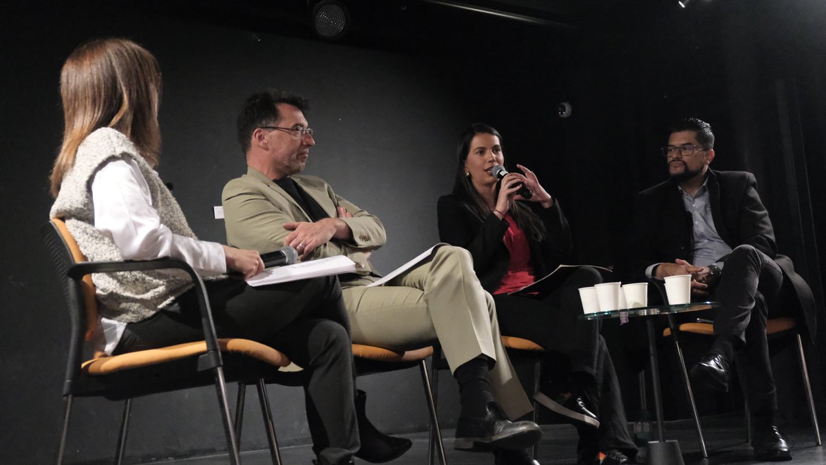 🧵En el E-Café de Ciencia realizado el 24 de abril, Carlos Charry (<a href="/ech_ur/">Ciencias Humanas UR</a> ), Yann Basset (<a href="/PoliticaUR/">PolíticaUR</a> ) y Paola Iregui (<a href="/Juris_urosario/">Facultad de Jurisprudencia - URosario</a> ) bajo la conducción de Mara Brugés llevaron a cabo un diálogo necesario en tiempos de reformas y preguntas sobre el poder ciudadano.👇