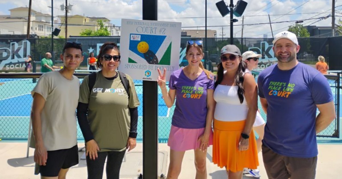 docketly's tweet image. Pickleball + lawyers = 🔥 
Nilay, Jill, and Rocky hit PKL Social with the Houston Young Lawyers Foundation this weekend. 
Swag? ✔️
Awesome Docketly attorneys? ✔️ 
Pickleball Queen sightings? 👑✔️  

We're always looking for more #attorneys to join the fun!