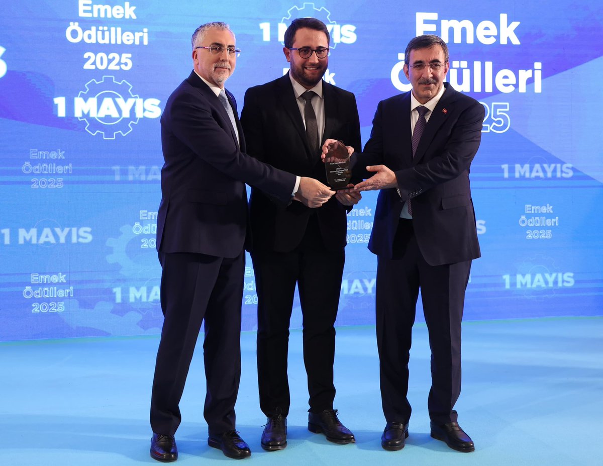 Ali YALÇIN (@_aliyalcin_) on Twitter photo Memur-Sen Arama Kurtarma Ekiplerimiz 2025 Emek Ödülüne Layık Görüldü 👏👏
Cumhurbaşkanı Yardımcısı Sn. Cevdet Yılmaz’ın katılımıyla gerçekleşen Çalışma ve Sosyal Güvenlik Bakanlığı “1 Mayıs Emek Ödülleri” programında 2025 Ödülleri sahiplerini buldu.
<a href="/_cevdetyilmaz/">Cevdet Yılmaz</a> | Memur-Sen Arama Kurtarma Ekiplerimiz 2025 Emek Ödülüne Layık Görüldü 👏👏
Cumhurbaşkanı Yardımcısı Sn. Cevdet Yılmaz’ın katılımıyla gerçekleşen Çalışma ve Sosyal Güvenlik Bakanlığı “1 Mayıs Emek Ödülleri” programında 2025 Ödülleri sahiplerini buldu.
<a href="/_cevdetyilmaz/">Cevdet Yılmaz</a> |