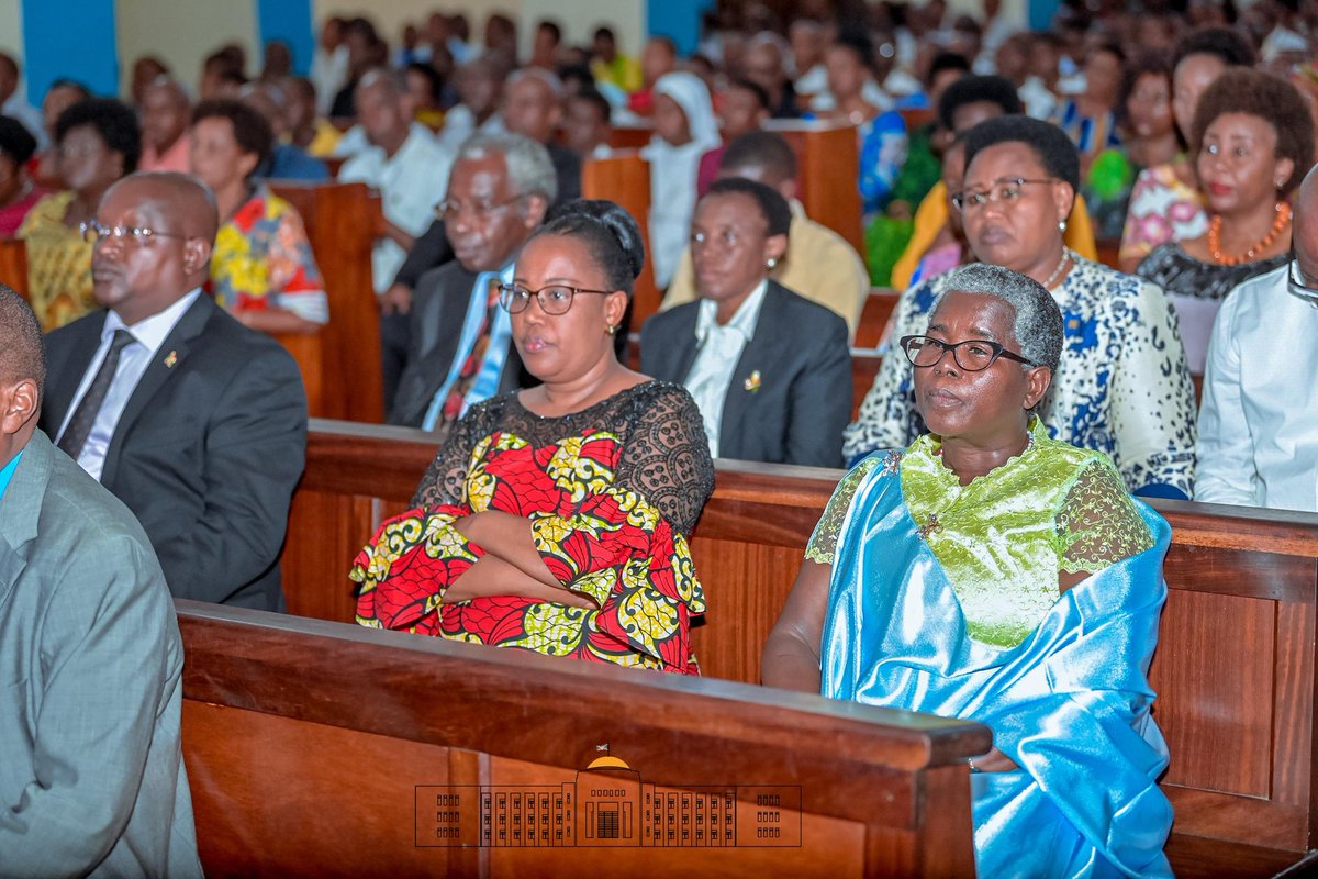 NtareHouse's tweet photo. Le Chef de l’Etat, S.E @GeneralNeva, entouré de hauts dignitaires, a pris part à une messe d’action de grâce en mémoire du Pape François, à la Cathédrale Regina Mundi. La messe était présidée par Mgr Dieudonné Datonou, Nonce Apostolique, entouré de tous les Evêques du #Burundi. https://t.co/2T7HMIWkZ6