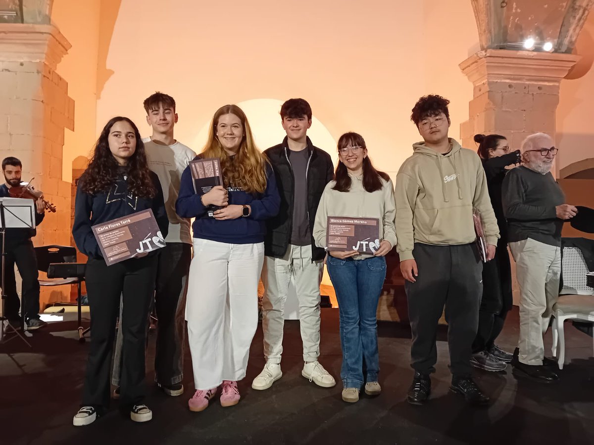📚 Diversos alumnes de 2n d’ESO, 4t d’ESO i Batxillerat del nostre institut han estat premiats als #JoanTriadú2025 en prosa i poesia! 

✨ Enhorabona Blanca, Carla, Júlia, Yezhou, Blai i Jan! 

#InstitutAbatOliba