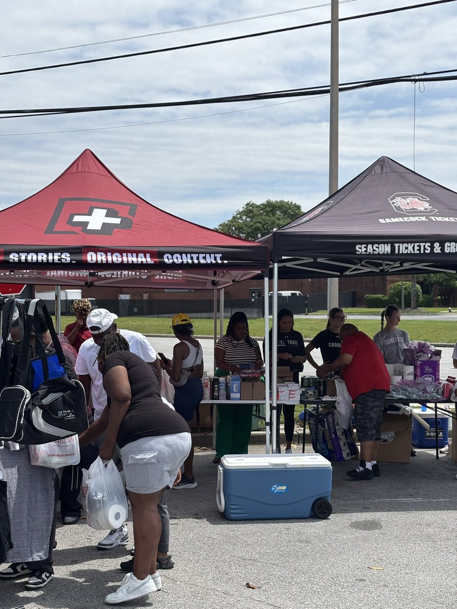 Thank you to all the student-athletes and staff that showed up at Cocky CARES Sunday to make an impact in the community! 

Families were able to receive free laundry services, toiletries, and clothing all thanks to your generous donations! ✨🤙