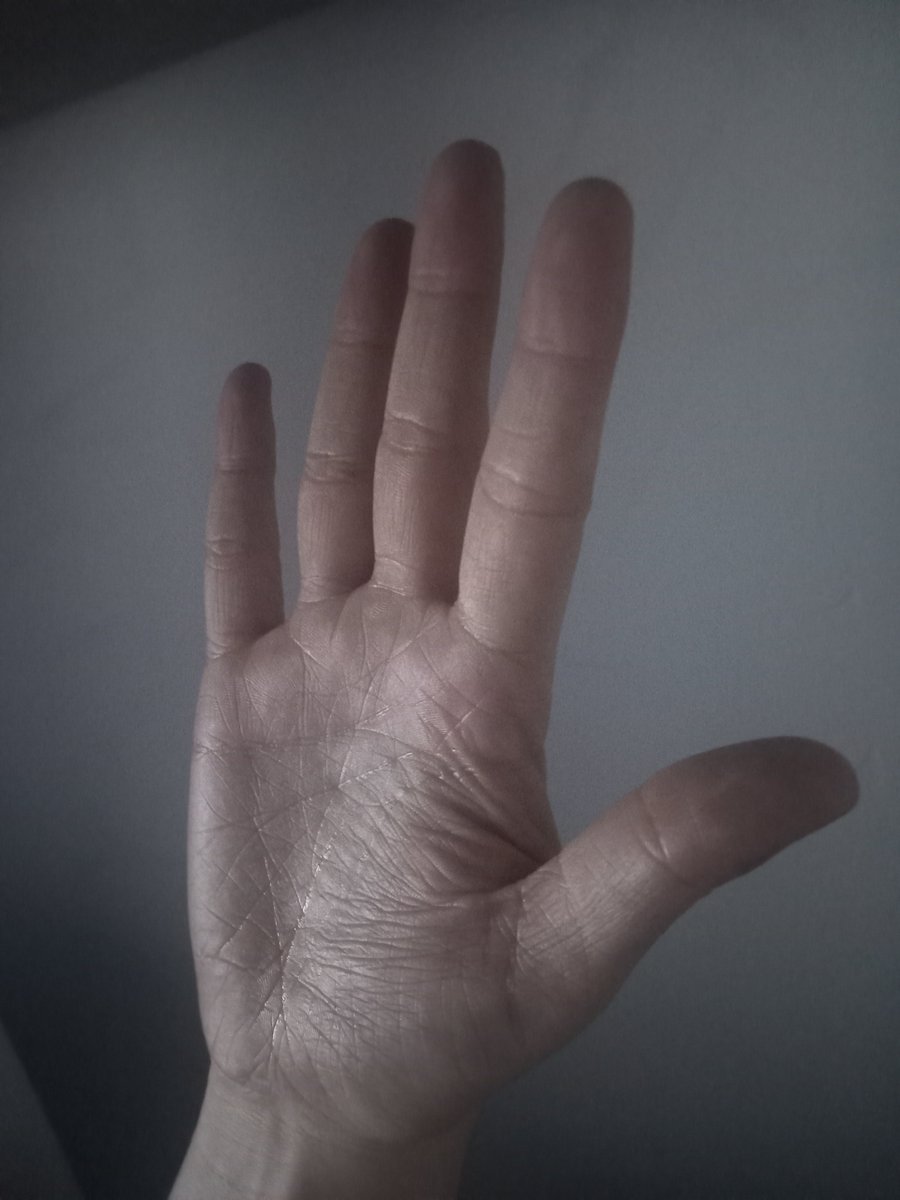 HandGoddess18's tweet photo. Moisturising my #hands before bedtime ;) 

#handpalm #palmfetish #handfetish #cheirophilia https://t.co/NIsGYzEHCN