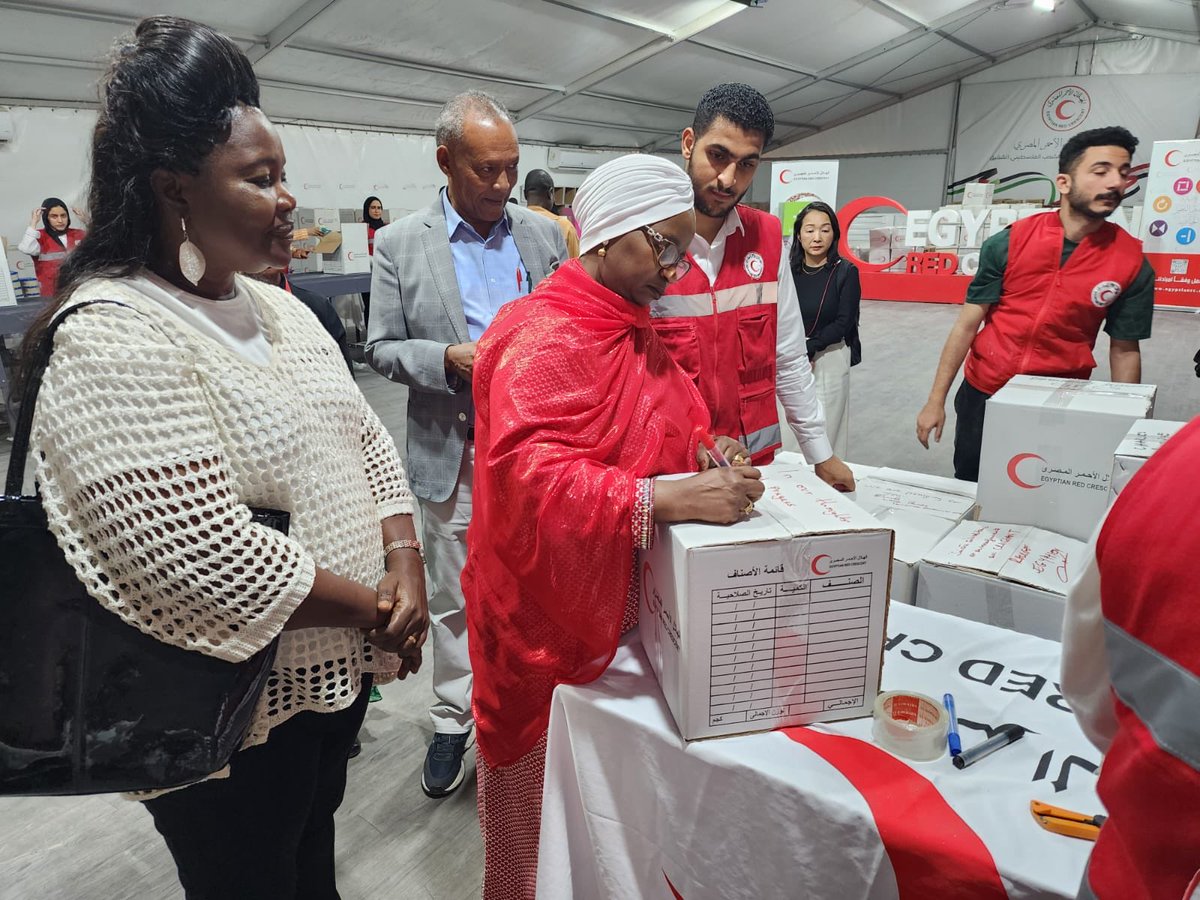 AshaMohammed_'s tweet image. An emotional and humbling moment reflecting and writing down a message on one of the aid boxes being assembled by volunteers at the ⁦⁦@EG_Red_Crescent⁩ packaging centre in Cairo. The ERC has been responding to various crises including Gaza and Sudan. 
#PowerOfHumanity