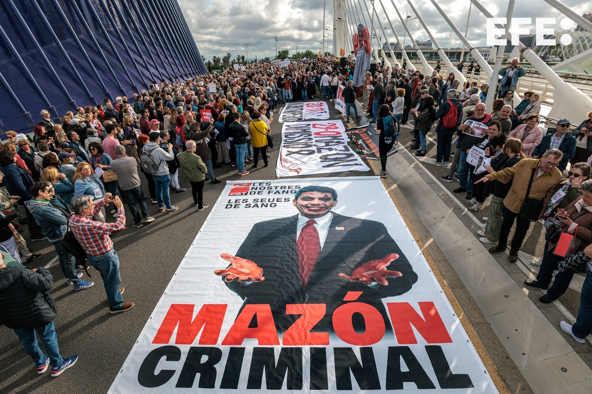bieluno's tweet image. Asociaciones de la dana y colectivos protestan ante el PP Europeo por "la negligencia política" de Carlos Mazón en la gestión de la dana de la que hoy se cumplen seis meses @EFEnoticias