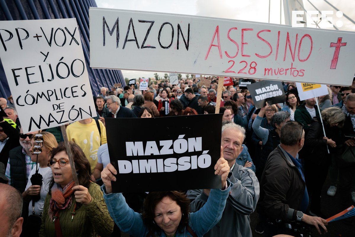 bieluno's tweet image. Asociaciones de la dana y colectivos protestan ante el PP Europeo por "la negligencia política" de Carlos Mazón en la gestión de la dana de la que hoy se cumplen seis meses @EFEnoticias