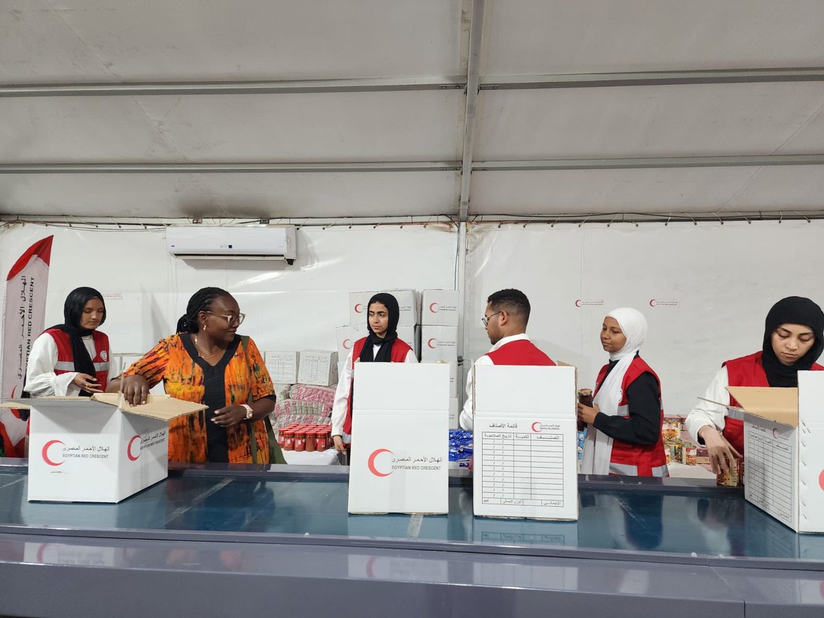 AshaMohammed_'s tweet image. An emotional and humbling moment reflecting and writing down a message on one of the aid boxes being assembled by volunteers at the ⁦⁦@EG_Red_Crescent⁩ packaging centre in Cairo. The ERC has been responding to various crises including Gaza and Sudan. 
#PowerOfHumanity