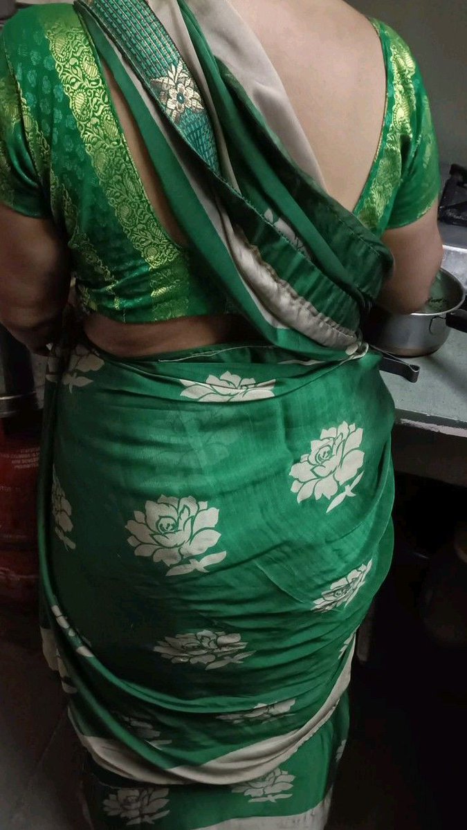 yarumirukingala's tweet photo. Ippidi ellam patha eppidi summa irukirathu 🥵

Athai ippidi back kamichu moodveathi vida.. ithukakave daily avaloda kitchen laye irukan 🥵🤤

Unga veetula yaru ipdi scene kamipa https://t.co/KAQsznv0El
