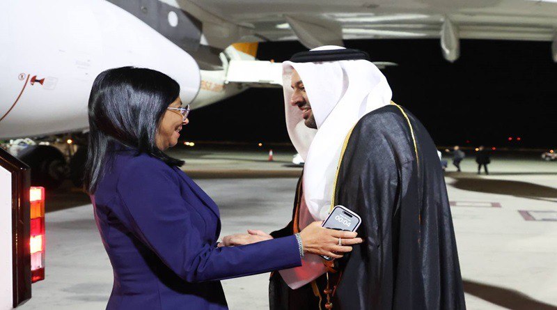 Caro03805319's tweet photo. La Vicepresidenta @delcyrodriguezv llegó a Qatar para fortalecer relaciones bilaterales en comercio, turismo y tecnología. Junto a su equipo, impulsa la cooperación estratégica siguiendo la agenda del Gobierno Bolivariano. #VenezuelaEnElMundo https://t.co/mTjD7vDnH4