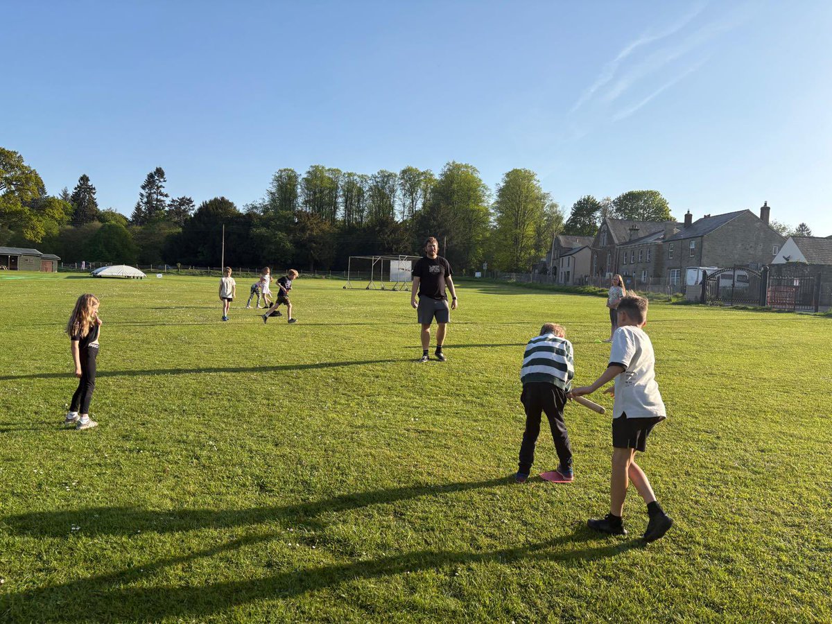 TheMeadowsPS's tweet photo. Afternoon walk with the locals 🐑 and a game of rounders! https://t.co/6gFsAkQW4M