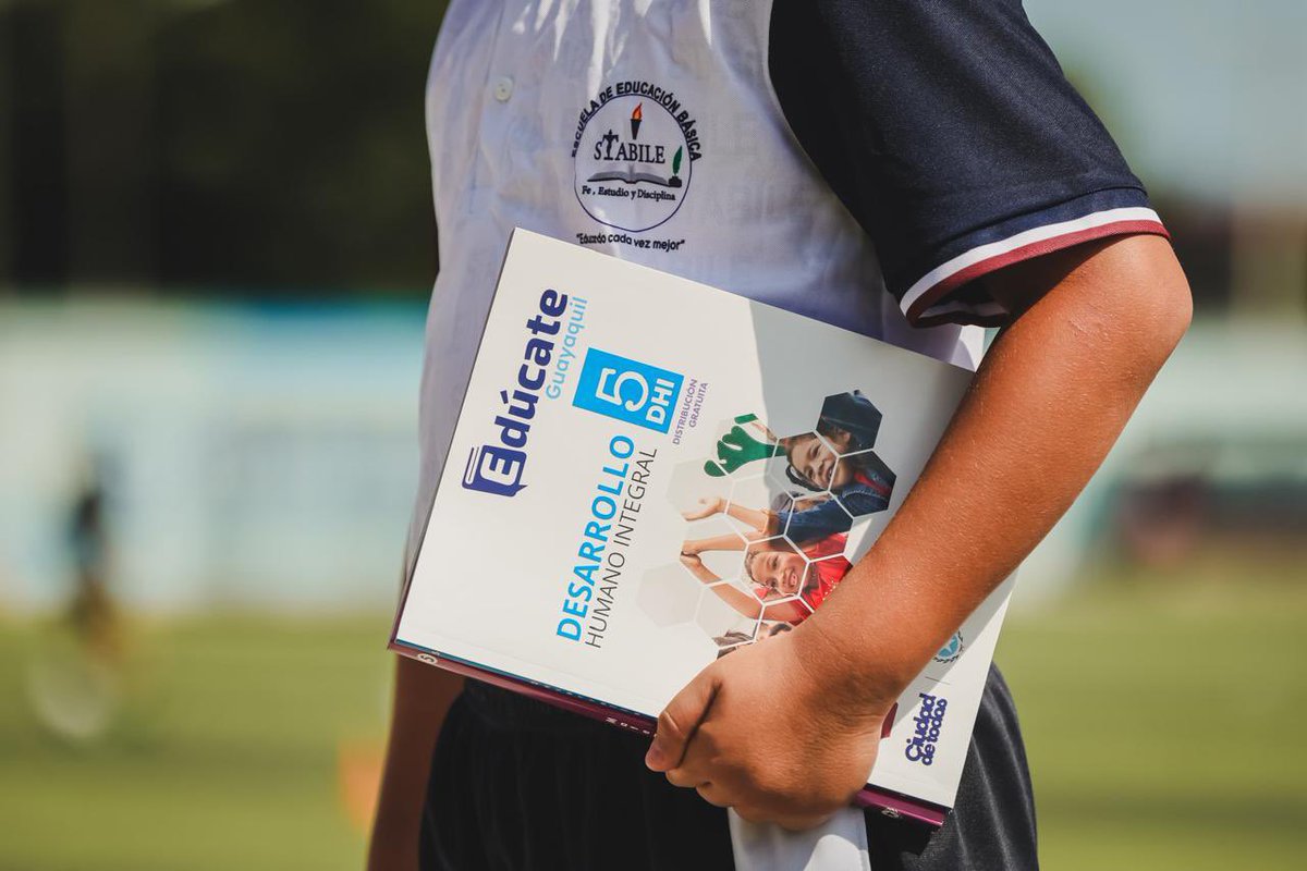 FernandCornejoV's tweet photo. #EPDASE | Con el programa Edúcate Guayaquil, más de 82.000 estudiantes del periodo lectivo 2025-2026 recibirán 390.776 textos escolares gratuitos y de calidad en 334 planteles municipales, populares y fiscomisionales.
Este esfuerzo asegura que el aprendizaje no dependa de la situación económica, generando un ahorro estimado de $28.03 por estudiante y beneficiando a más de 80.000 familias guayaquileñas.
Porque el conocimiento no es un privilegio, es un derecho. Y hacer cumplir ese derecho fue la visión del alcalde @aquilesalvarez al retomar esta iniciativa. #CiudadDeTodos