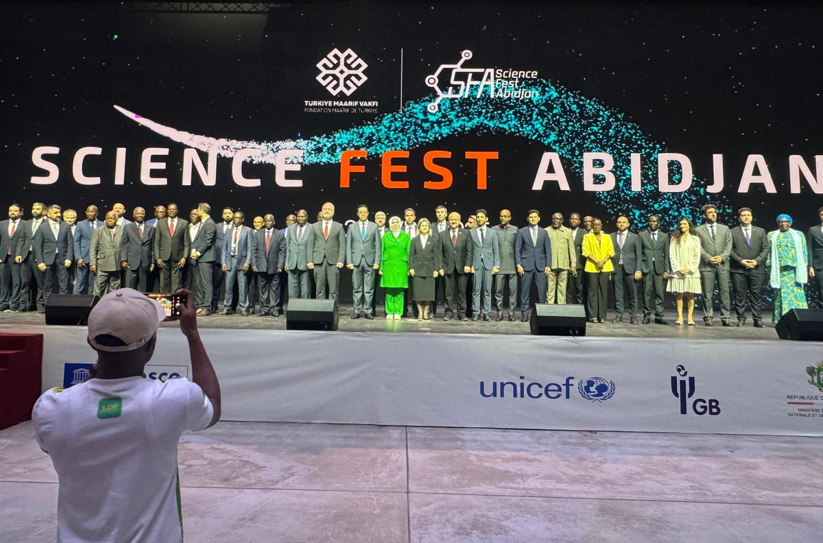 TMaarifVakfi's tweet photo. 🌍 Afrika’nın dört bir yanından bilim tutkunları Abidjan’da buluştu!

Uluslararası Fildişi Sahili Okullarımız tarafından düzenlenen Science Fest Abidjan, Vakıf Başkanımız @Mahmut_M_Ozdil ve Mütevelli Heyeti Üyemiz Doç. Dr. @arkanzeynep1’ın açış konuşmalarıyla başladı. Yönetim Kurulu Üyemiz @AhmetTurkben_, T.C. Abidjan Büyükelçisi Sayın @barim_deniz ve Fildişi Sahili Millî Eğitim Bakanı Sayın Maratonu Kone’nin katılımıyla gerçekleşen tören, millî marşlar ve yerel dans gösterileriyle renklendi.

Festival kapsamında, Türkiye’den Galatasaray Üniversitesi Rektörü Prof. Dr. A. Muhammed Uludağ ile Afrika’dan uzman isimlerin katılımıyla “Eğitimde Yapay Zekânın Pozitif ve Negatif Yönleri” başlıklı bir panel düzenlendi.

22 Afrika ülkesinden lise öğrencilerinin katıldığı etkinlikte; elektronik, yapay zekâ, tarım teknolojileri, yenilenebilir enerji ve engelsiz yaşam gibi kategorilerde hazırlanan projeler sergilendi. Bağımsız bir jüri tarafından değerlendirilen projeler, ödüllerle taçlandırıldı.

Ayrıca üniversite fuarı, start-up sunumları ve bilimsel oturumlarla dolu dolu geçen festival, gençlerin hayal gücü ve üretkenliğini ortaya koyduğu ilham verici bir platform oldu.

#SFA2025