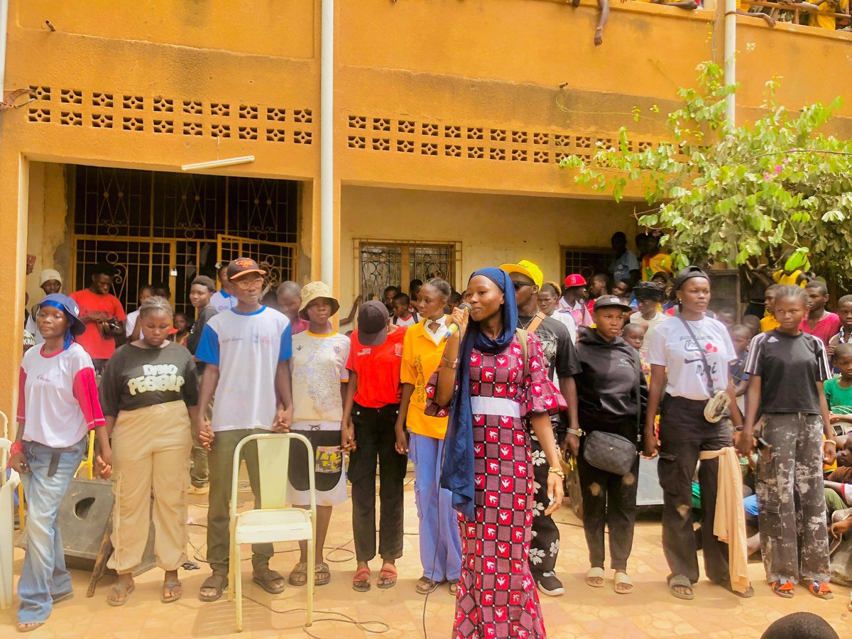 Les jeunes des clubs de Paix du Groupe scolaire Guinkouma  dans leurs initiatives de Paix utilisent l'art notamment la danse, le chant et le théâtre pour sensibiliser leurs camarades. <a href="/WANEP_Regional/">WANEP_Regional</a>