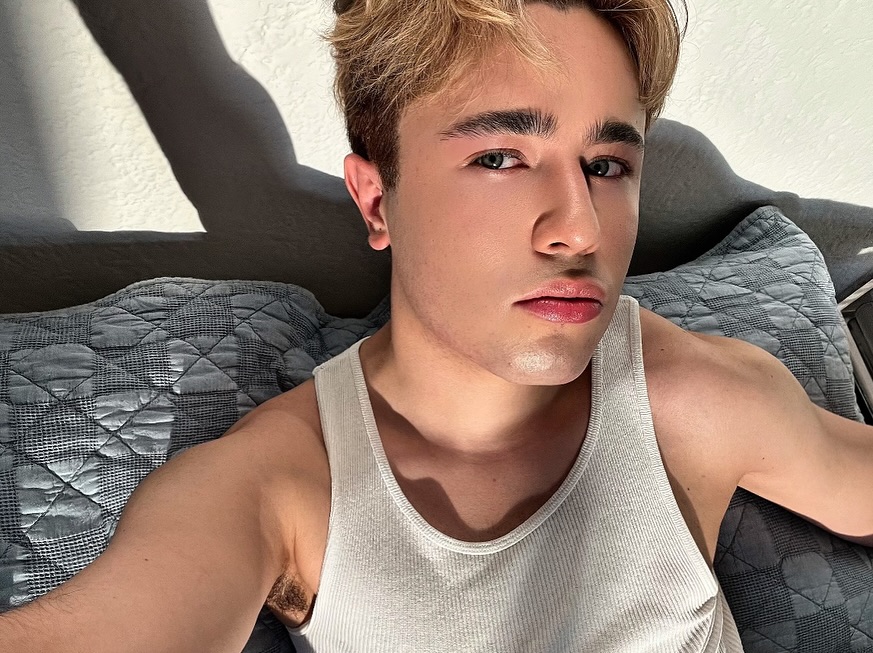 su cara parece tallada por los mismos angeles♡