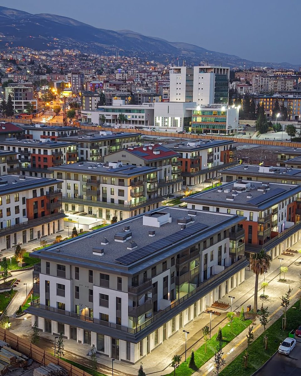 teopolitik's tweet photo. 📍Kahramanmaraş/Azerbaycan Mahallesi 

1.323 daire, 1.318 dükkan ve 464 ofisten oluşan projenin inşası tamamlandı.

Can Azerbaycan'a şükranlarımızla...🇹🇷🇦🇿 https://t.co/gTH4KY18R0