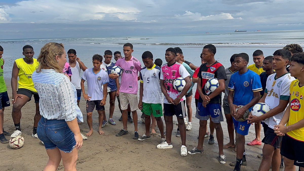 Hoy fue un gran dia, entregamos balones de fútbol a jóvenes talentos, para que puedan seguir persiguiendo sus sueños. ¡Que cada toque, cada gol sea un paso hacia la victoria!

¡El fútbol es pasión, es unión, es vida!"