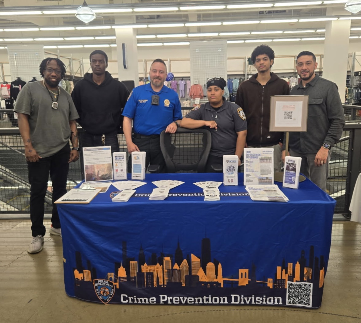 NYPD103Pct's tweet image. Our #YouthCoordination Officers #NYPDExplorers and #CrimePrevention Officers out with #OldNavy at a Children’s Safety Event. #EachOneTeachOne