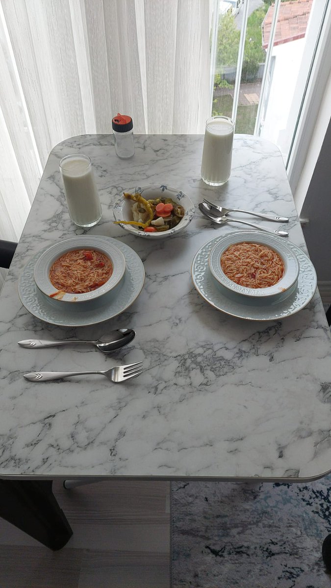 zibilyoon's tweet photo. Kocam vardiyalı çalışıyor. Ben de çalışmaya başladığım için gece nöbetine giderken sadece yarım saat görüşebiliyoruz. İşten koşa koşa geldim biraz daha göreyim diye masayı hazırlamış yemek yapmış beni bekliyor. Ayy kizlaar ben kocama bayılıyorum ya 🥹💓🤍💕❤️ https://t.co/Q3gJYwTzQ2