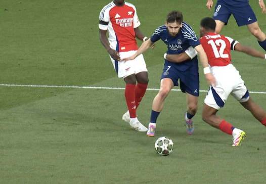 CrypticXINS's tweet photo. arsenal just got lucky that wasnt called a pen you cant go wrapping your arms around a player like that #uefachampionsleague #ARSPSG https://t.co/nKnLVKnAum