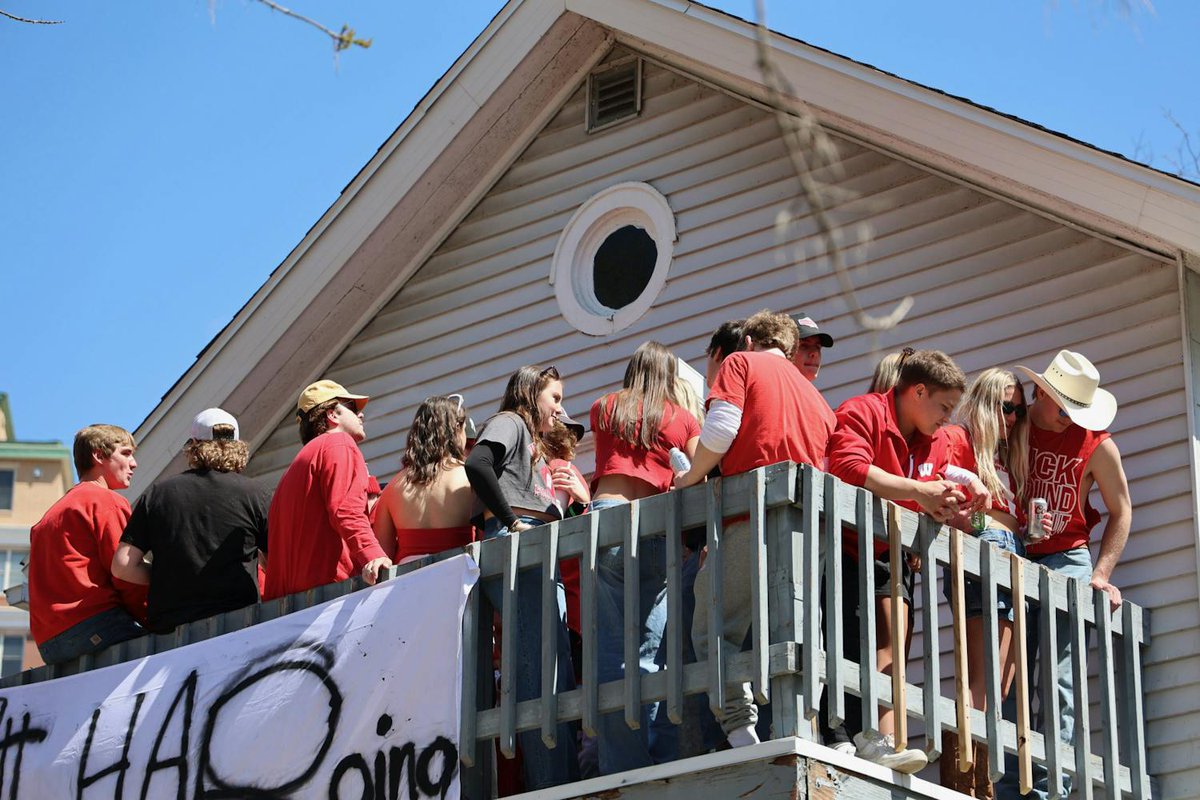 dailycardinal's tweet image. 'One of the largest crowds we have seen’: Thousands descend on Mifflin Street for 56th annual block party

Story by Drew Wesson
Photo by Jake Piper, Jake Wesson and Emma Schieffer
dailycardinal.com/article/2025/0…