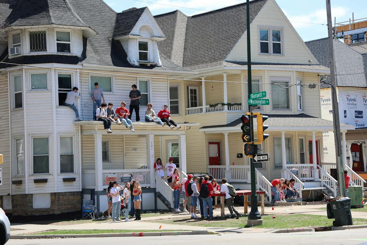 dailycardinal's tweet image. 'One of the largest crowds we have seen’: Thousands descend on Mifflin Street for 56th annual block party

Story by Drew Wesson
Photo by Jake Piper, Jake Wesson and Emma Schieffer
dailycardinal.com/article/2025/0…