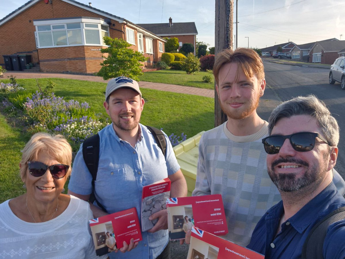 CllrSamGardiner's tweet photo. โ๏ธ Fantastic evening in Eastwood supporting Labours @WillMee4 who is on an absolute mission to fix Eastwoods broken roads ๐ ๐น#LocalLabour #Vote4Mee https://t.co/pN6kAaDg4f