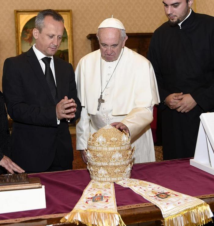 Templarpilled's tweet photo. The papal tiara is more than just a fancy hat. 

Every piece of papal headwear carries deep symbolism and centuries of tradition.

Here's everything you need to know about the Pope's hats, a🧵 https://t.co/NtaoNqtpi2