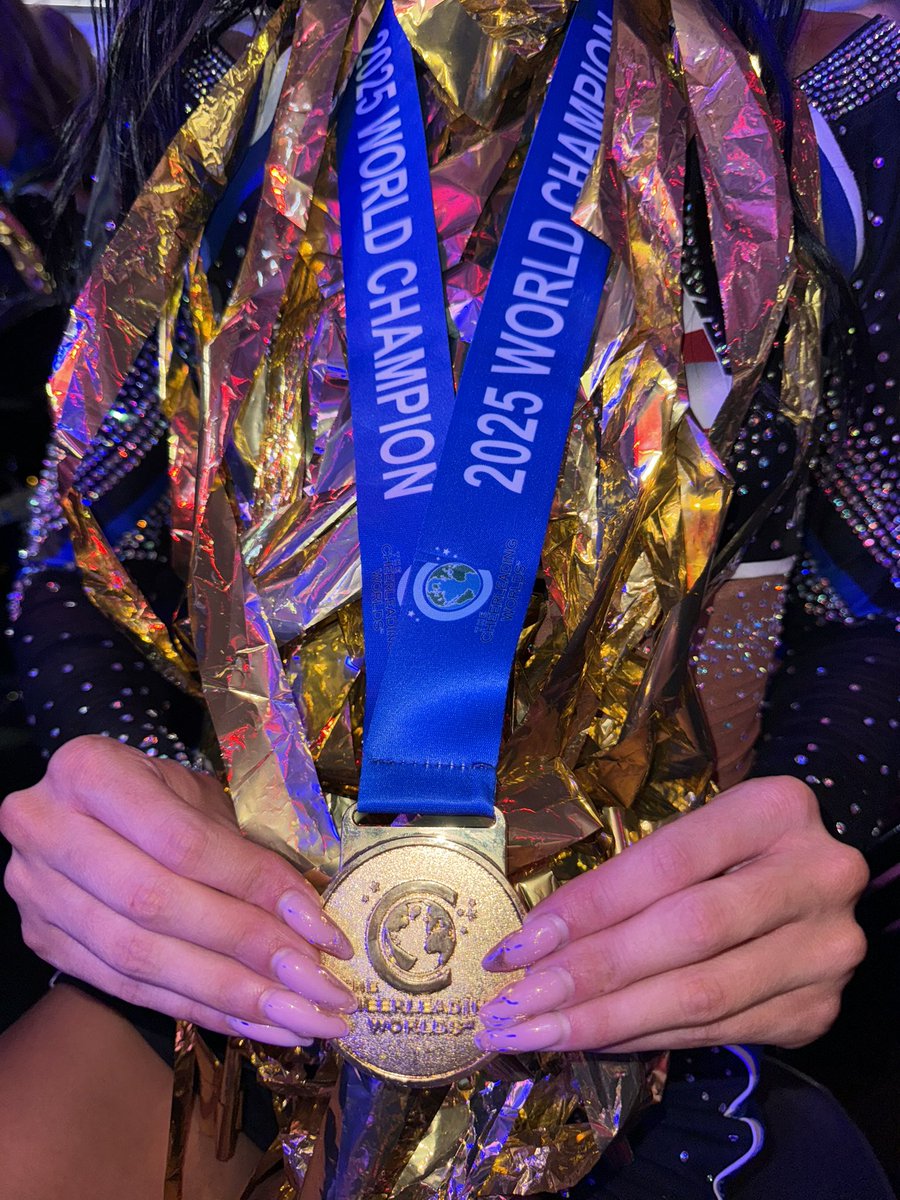 I’M A 2025 WORLD CHAMPION🥲🏆🌎 what is life, little me is screaming right now!!