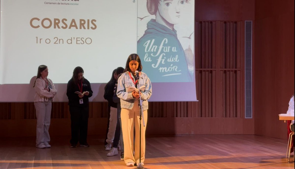 InsDali's tweet photo. Lina Mahmood ha participat com a representant de l’Institut Salvador Dalí en la secció Corsaris (1r-2n d’ESO) del Certamen de Lectura Veu Alta que organitza el Departament d’Ensenyament i Formació Professional i Enciclopèdia Catalana. https://t.co/B2TXpJzs4y