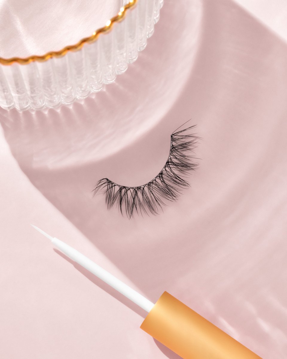 KissProducts's tweet image. Like your favorite white shirt - goes with everything, feels like nothing. ‘White Shirt’ from The New Natural collection keeps it soft, simple, and effortlessly elevated 🤍

#KISSlashes #whiteshirt #newnatural #striplash