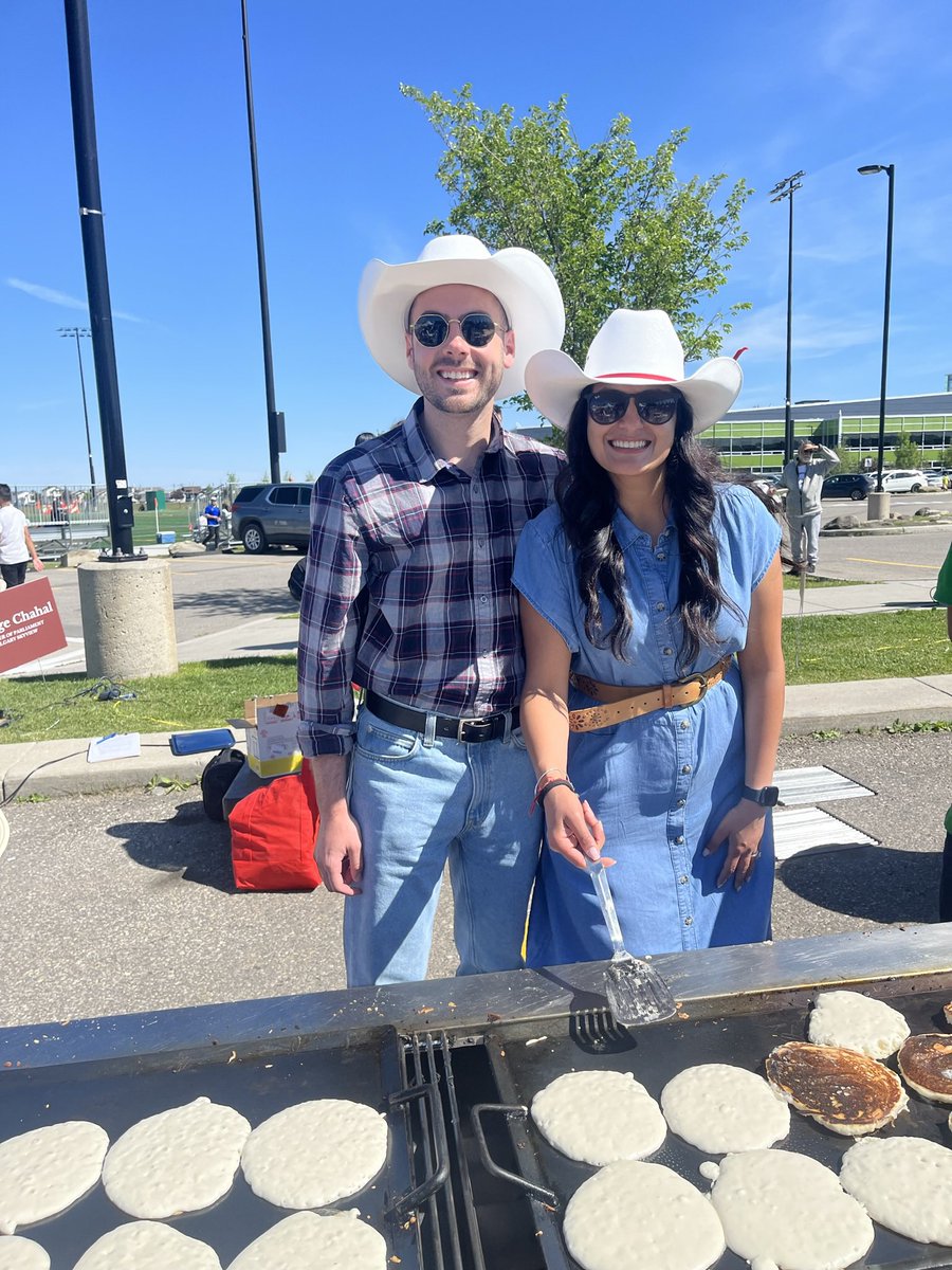 Patrickvaughann's tweet photo. Politics needs more people like Kamal. 

Hardworking, grounded, smart, and profoundly compassionate - she’s the kind of leader every young person should aspire to be.

Boss, it’s been an honour and a privilege to serve Canadians alongside you. ❤️🇨🇦 https://t.co/8ZbmluUyvQ