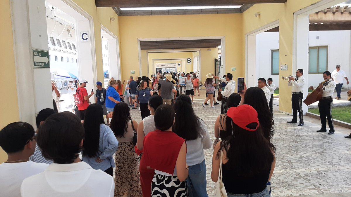 Visita a la ASIPONA Puerto Vallarta por parte de los estudiantes de la concentración de derecho comercial internacional y arbitraje del <a href="/TECcampusGDL/">TEC Campus Guadalajara</a> <a href="/CSocialesTec/">CSocialesTec</a> para entender la importancia de los puertos en el comercio internacional, así como su impulsor en la economía local.
