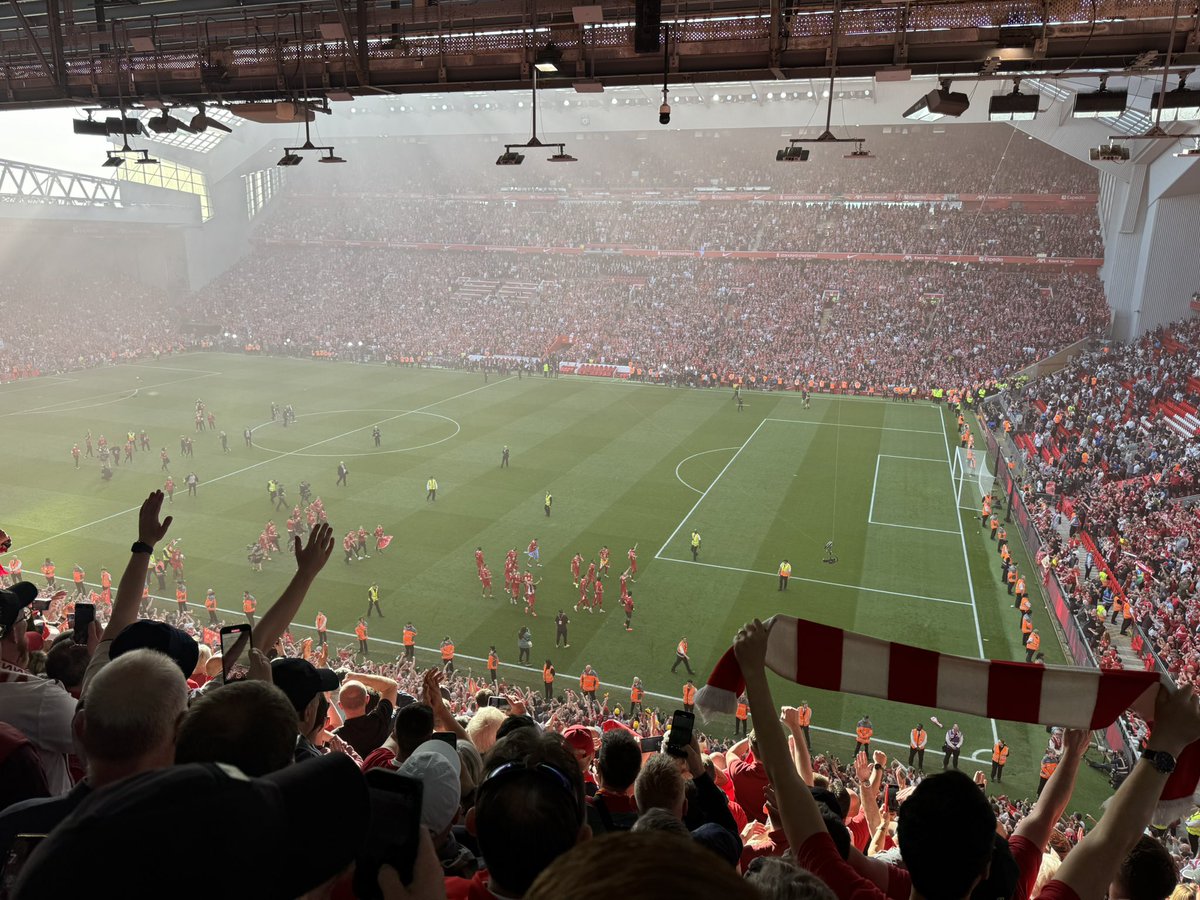 Amazing atmosphere at Anfield on Sunday night 🏆⚽️❤️ #YNWA #LiverpoolFC