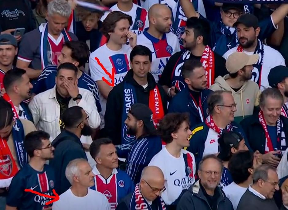 🔴 Javier Pastore et Alain Roche dans le parcage visiteur à l'Emirates Stadium pour encourager les Parisiens face à Arsenal !

#ARSPSG #TeamPSG