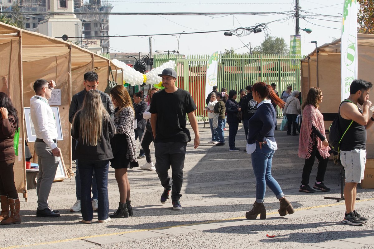 Muni_LaGranja's tweet photo. Gran convocatoria de la feria #HechoEnLaGranja organizada por nuestra corporación de fomento y la Oficina Municipal de Desarrollo Económico Local. Nos alegra seguir apoyando a nuestros emprendedores a través de oportunidades, desarrollo y mejores herramientas.
#DíaEmprendimiento https://t.co/2ya9jguPrN