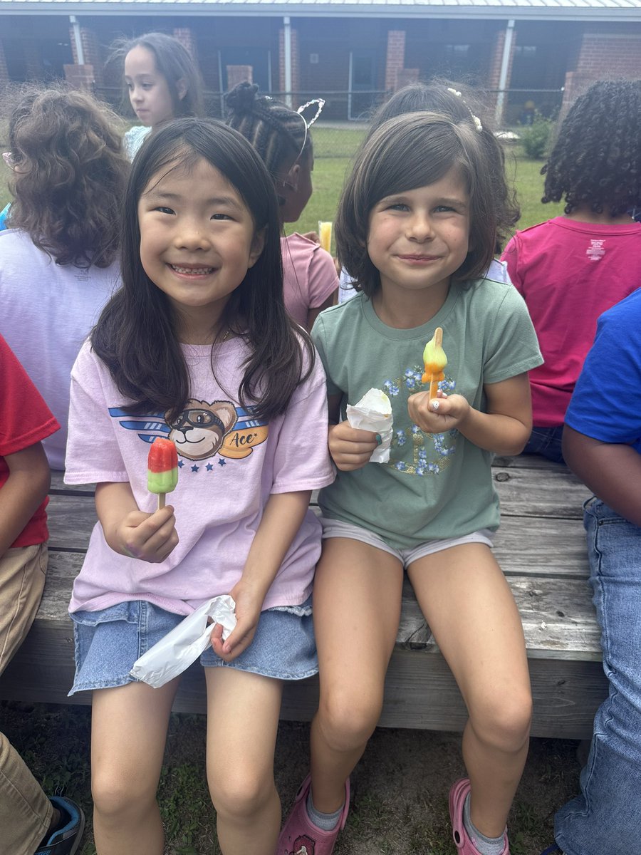 MsPoteat14's tweet image. I is for wearing our clothes inside out and ice pops! 🤩 @RTEFlightStatus