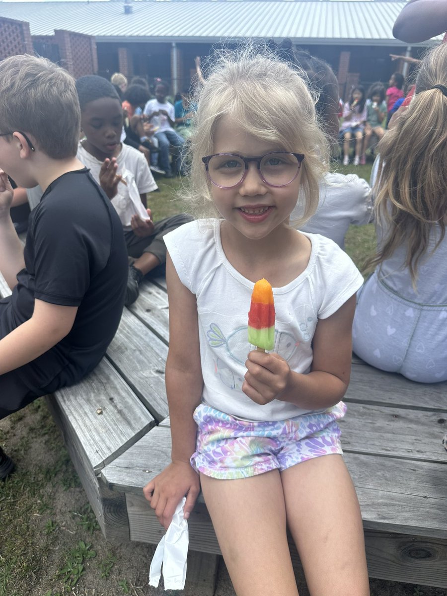 MsPoteat14's tweet image. I is for wearing our clothes inside out and ice pops! 🤩 @RTEFlightStatus